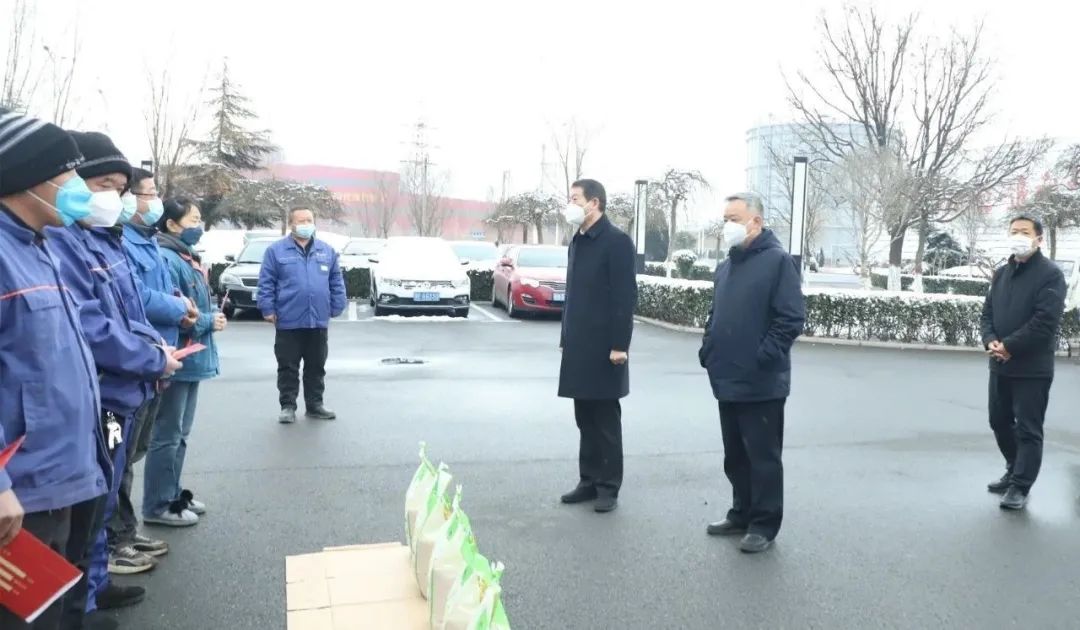 王宝玉书记到OD在线体育网看望慰问职工和劳模李静敏